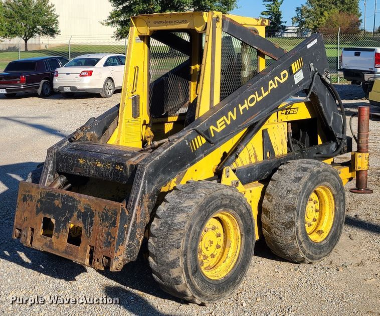image for item GO9448 1985 New Holland L785  skid steer loader