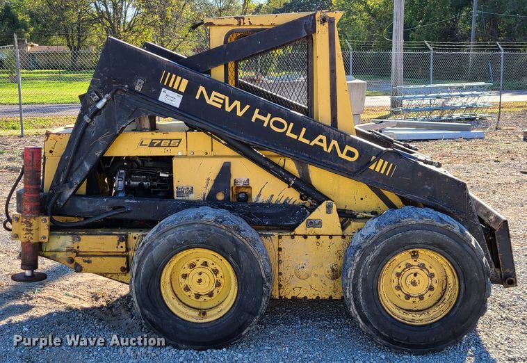 image for item GO9448 1985 New Holland L785  skid steer loader