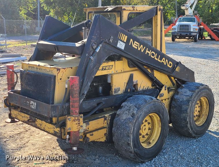 image for item GO9448 1985 New Holland L785  skid steer loader