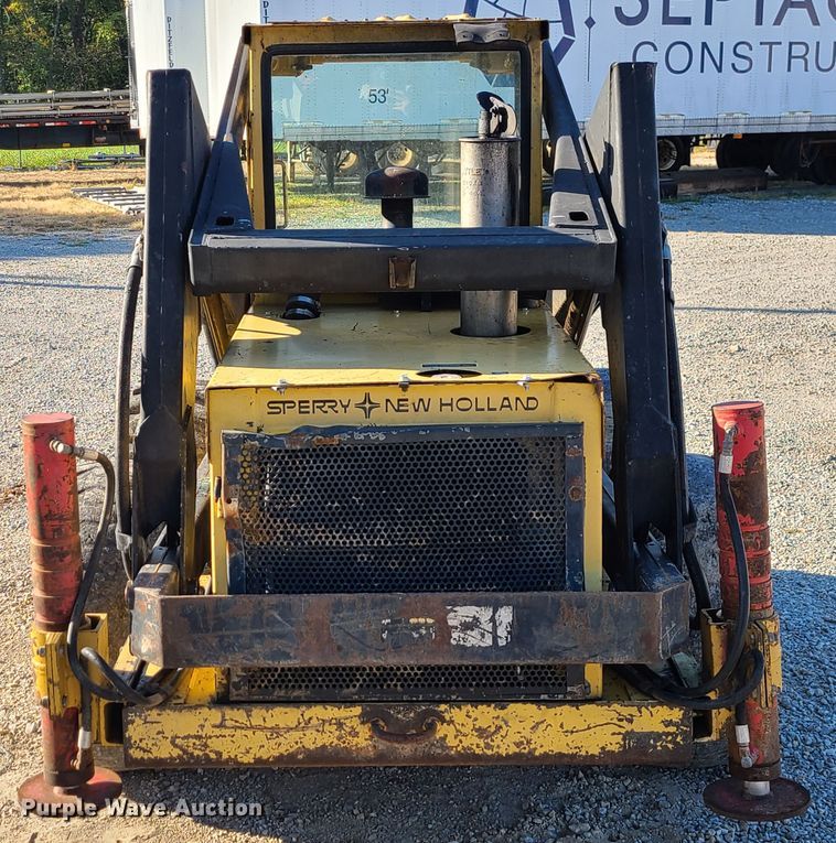 image for item GO9448 1985 New Holland L785  skid steer loader