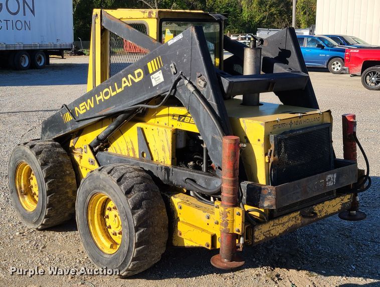 image for item GO9448 1985 New Holland L785  skid steer loader