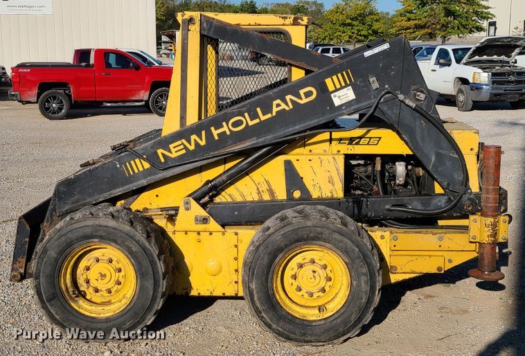 image for item GO9448 1985 New Holland L785  skid steer loader