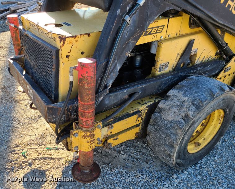 image for item GO9448 1985 New Holland L785  skid steer loader