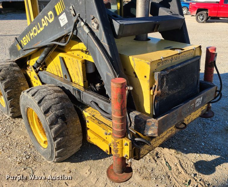 image for item GO9448 1985 New Holland L785  skid steer loader