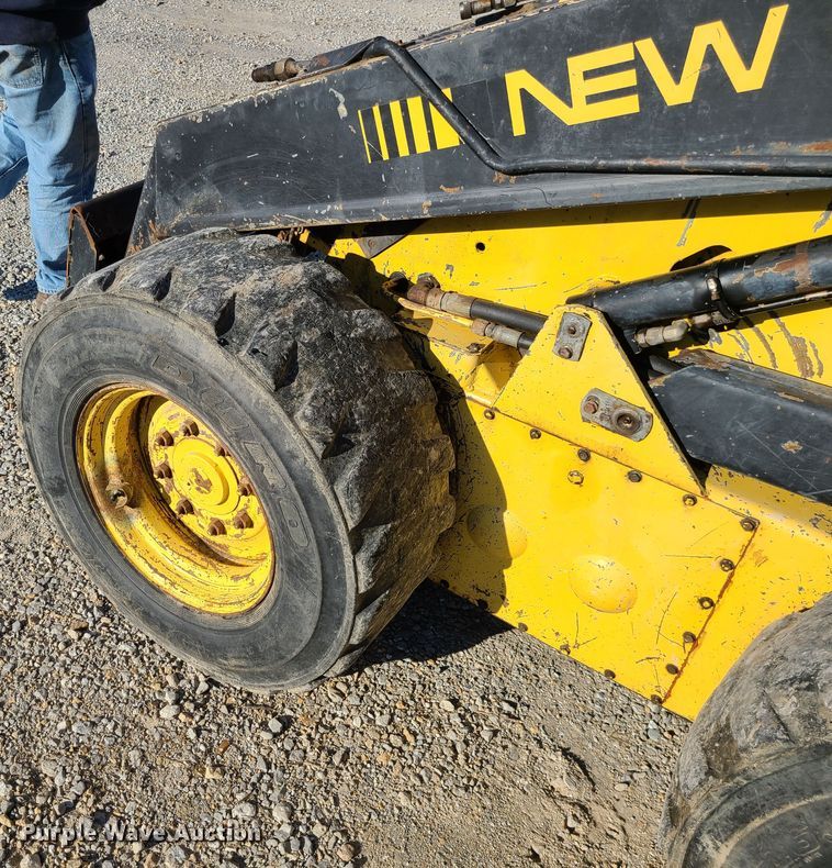 image for item GO9448 1985 New Holland L785  skid steer loader