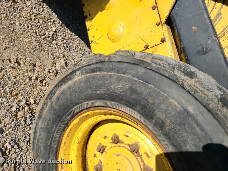 image for item GO9448 1985 New Holland L785  skid steer loader