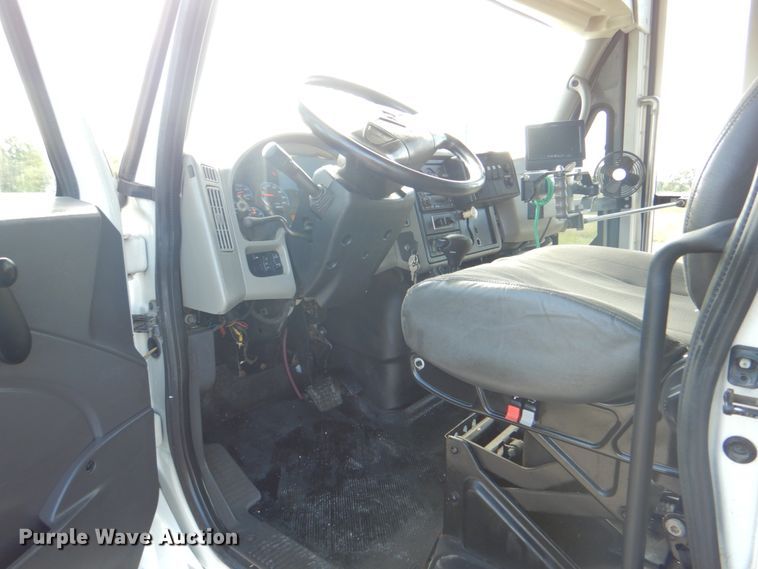 image for item HT9477 2009 International 3200  shuttle bus