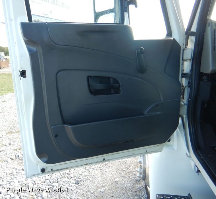 image for item HT9477 2009 International 3200  shuttle bus