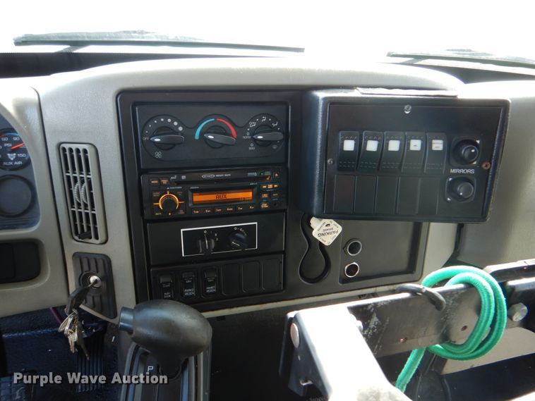 image for item HT9477 2009 International 3200  shuttle bus