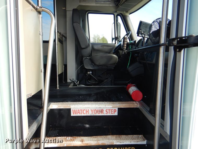 image for item HT9477 2009 International 3200  shuttle bus