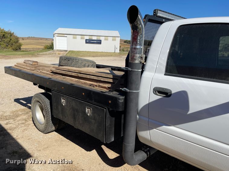 image for item IK9585 2002 Dodge Ram 3500  flatbed pickup truck