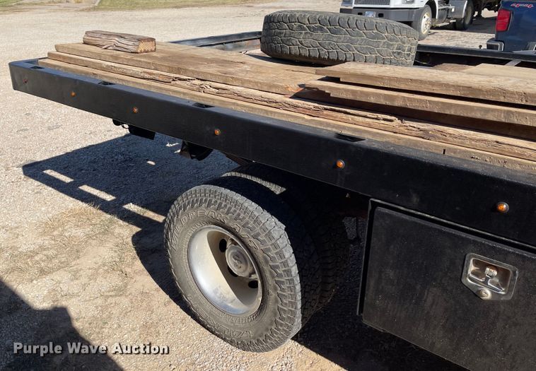 image for item IK9585 2002 Dodge Ram 3500  flatbed pickup truck