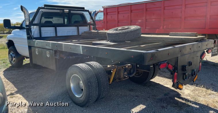 image for item IK9585 2002 Dodge Ram 3500  flatbed pickup truck