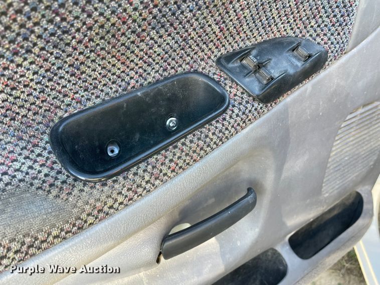 image for item IK9585 2002 Dodge Ram 3500  flatbed pickup truck