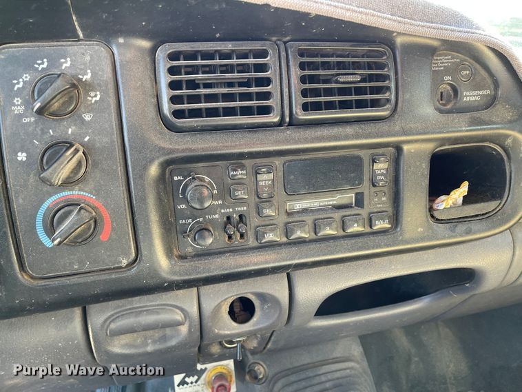 image for item IK9585 2002 Dodge Ram 3500  flatbed pickup truck