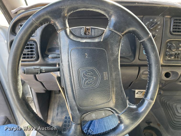 image for item IK9585 2002 Dodge Ram 3500  flatbed pickup truck