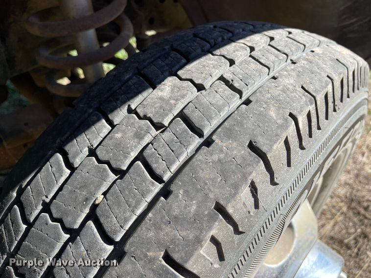 image for item IK9585 2002 Dodge Ram 3500  flatbed pickup truck