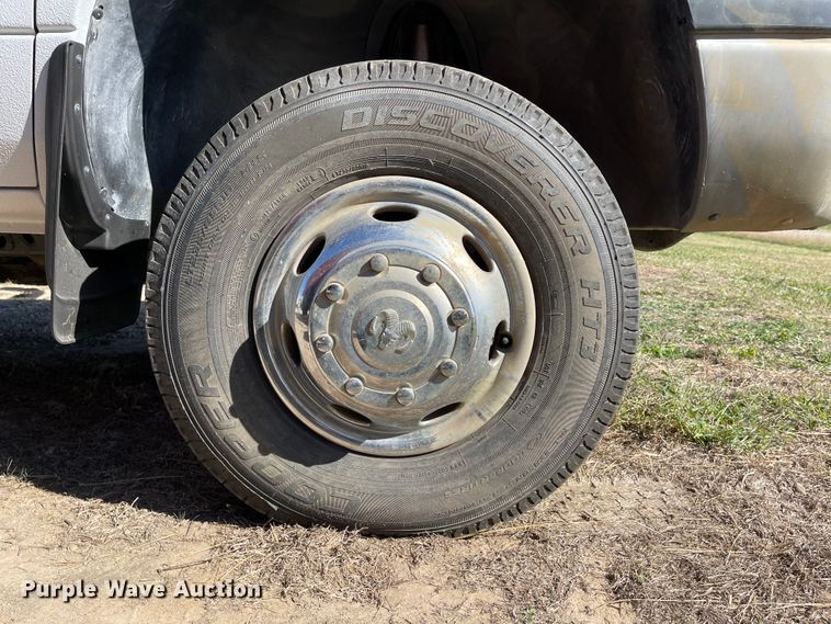 image for item IK9585 2002 Dodge Ram 3500  flatbed pickup truck