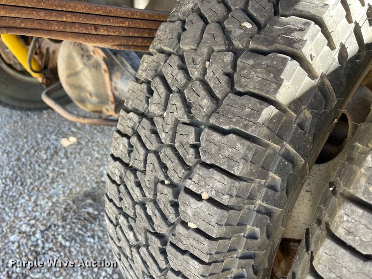 image for item IK9585 2002 Dodge Ram 3500  flatbed pickup truck