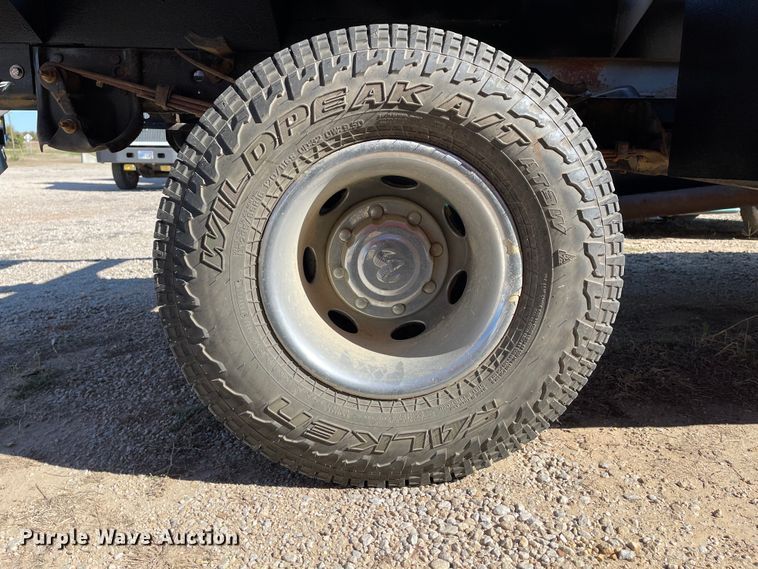 image for item IK9585 2002 Dodge Ram 3500  flatbed pickup truck