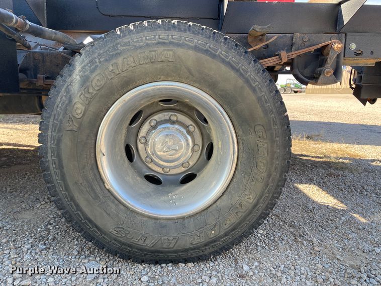 image for item IK9585 2002 Dodge Ram 3500  flatbed pickup truck