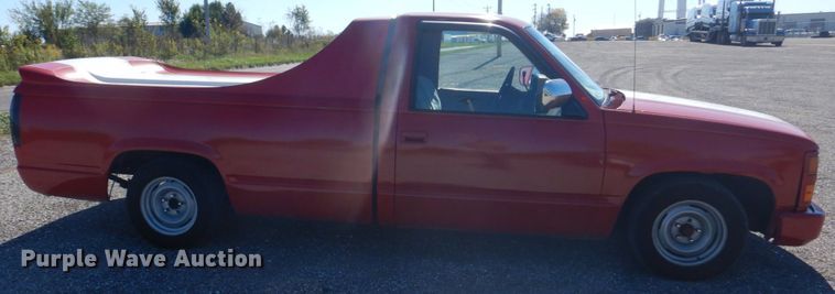 image for item IM9501 1989 Chevrolet 1500  pickup truck