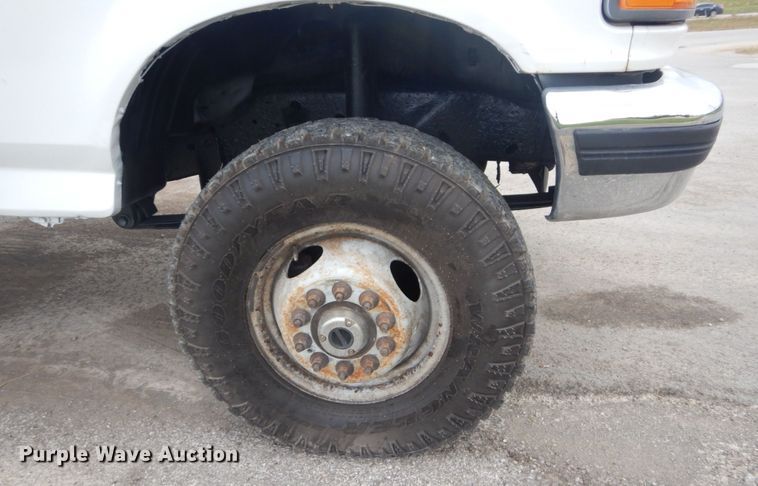 image for item JF9996 1997 Ford F450 Super Duty  flatbed truck