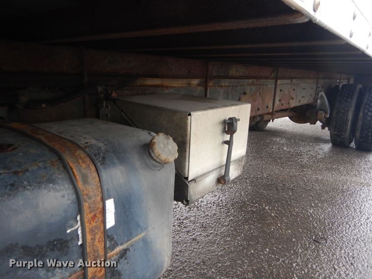 image for item JG9007 2001 Freightliner FL80  box truck