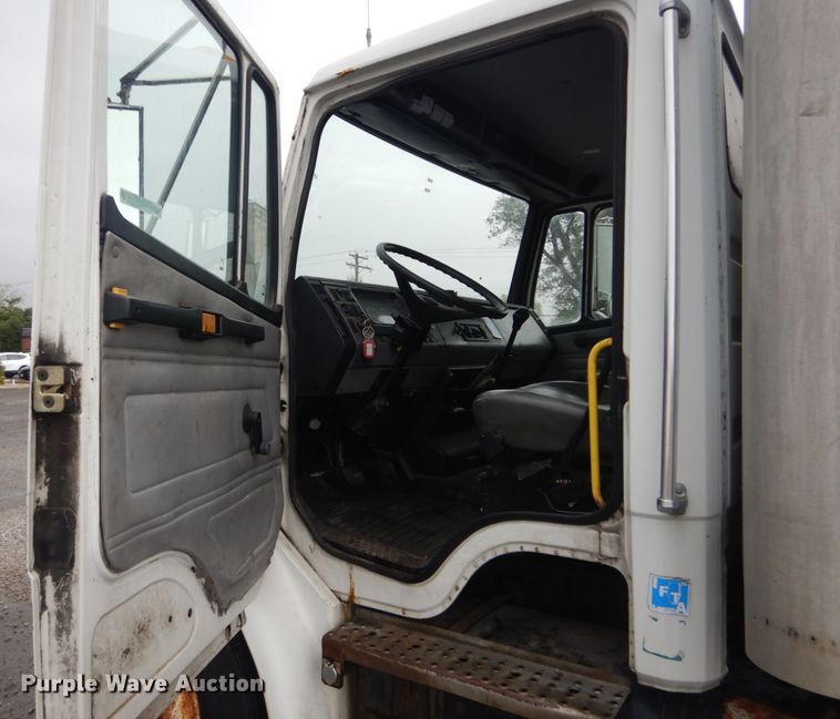 image for item JG9007 2001 Freightliner FL80  box truck