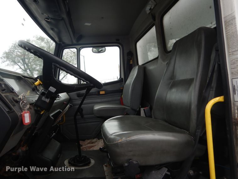 image for item JG9007 2001 Freightliner FL80  box truck