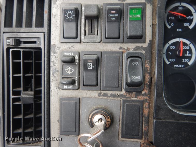 image for item JG9007 2001 Freightliner FL80  box truck