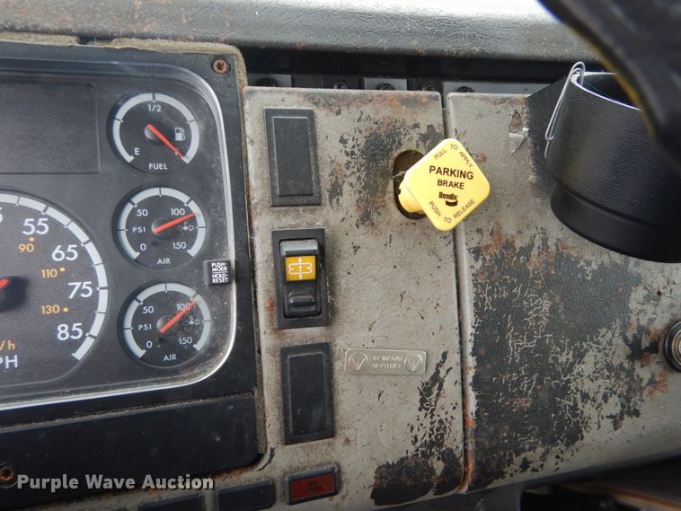 image for item JG9007 2001 Freightliner FL80  box truck