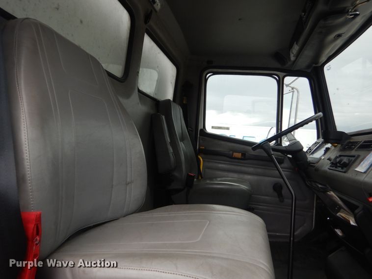 image for item JG9007 2001 Freightliner FL80  box truck