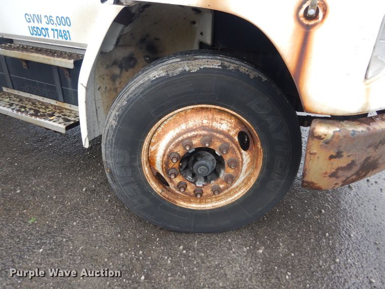 image for item JG9007 2001 Freightliner FL80  box truck