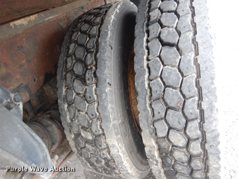 image for item JG9007 2001 Freightliner FL80  box truck