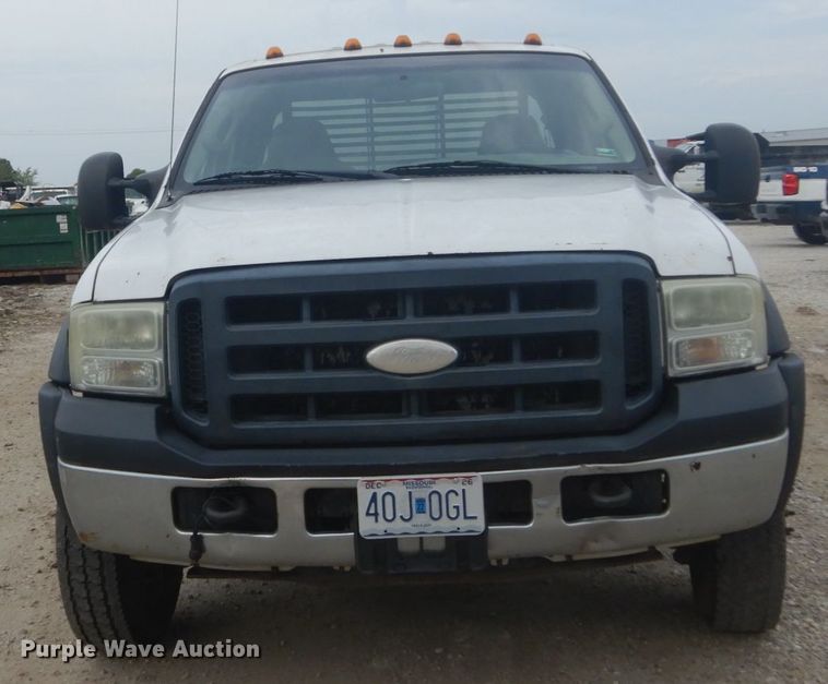 image for item JG9010 2005 Ford F550 Super Duty XLT  Crew Cab flatbed truck
