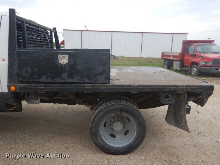 image for item JG9010 2005 Ford F550 Super Duty XLT  Crew Cab flatbed truck