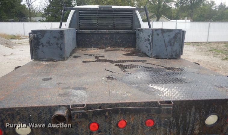 image for item JG9010 2005 Ford F550 Super Duty XLT  Crew Cab flatbed truck