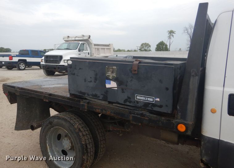 image for item JG9010 2005 Ford F550 Super Duty XLT  Crew Cab flatbed truck
