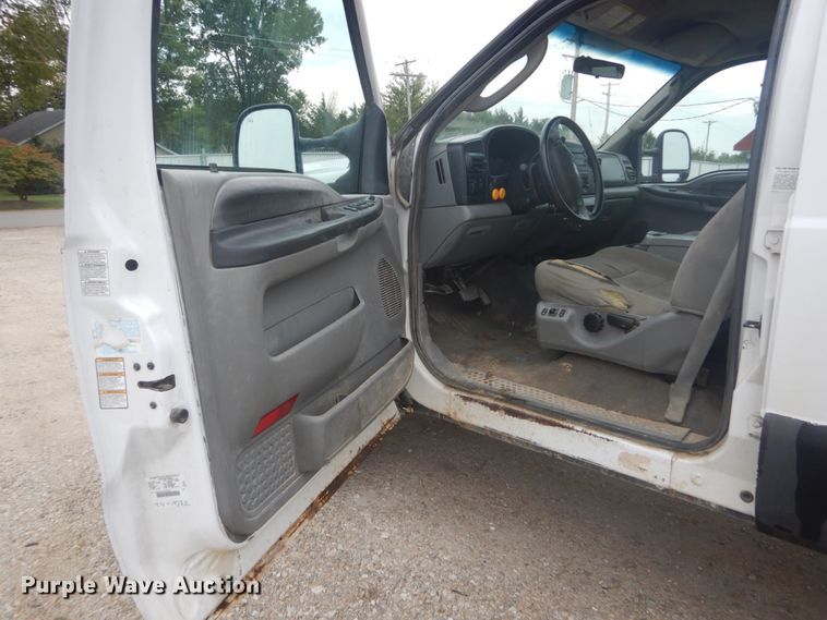 image for item JG9010 2005 Ford F550 Super Duty XLT  Crew Cab flatbed truck