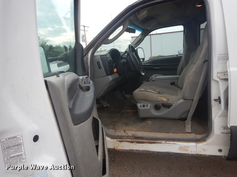 image for item JG9010 2005 Ford F550 Super Duty XLT  Crew Cab flatbed truck