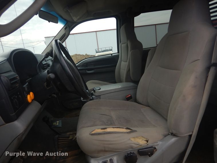 image for item JG9010 2005 Ford F550 Super Duty XLT  Crew Cab flatbed truck