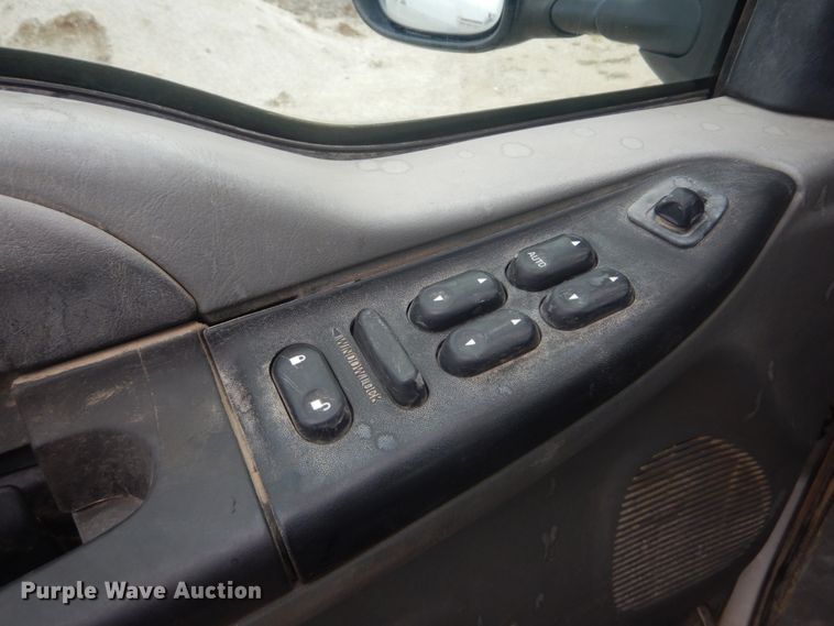 image for item JG9010 2005 Ford F550 Super Duty XLT  Crew Cab flatbed truck