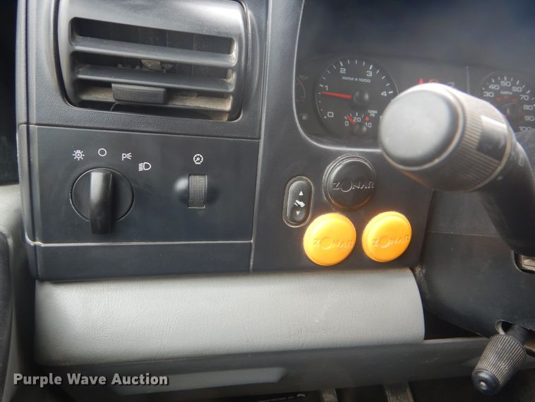 image for item JG9010 2005 Ford F550 Super Duty XLT  Crew Cab flatbed truck