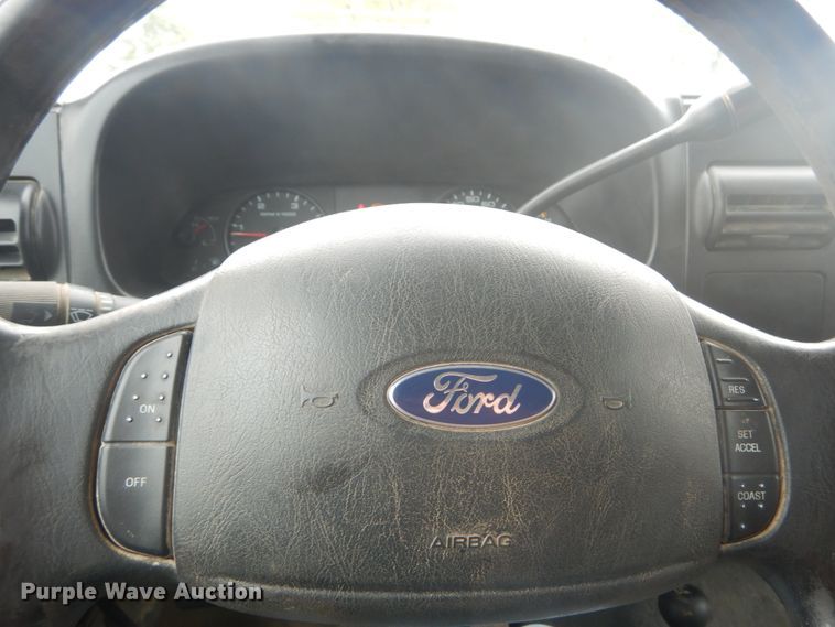 image for item JG9010 2005 Ford F550 Super Duty XLT  Crew Cab flatbed truck