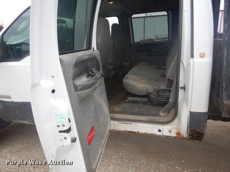 image for item JG9010 2005 Ford F550 Super Duty XLT  Crew Cab flatbed truck