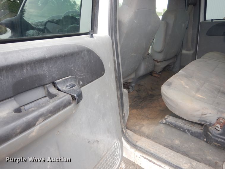 image for item JG9010 2005 Ford F550 Super Duty XLT  Crew Cab flatbed truck