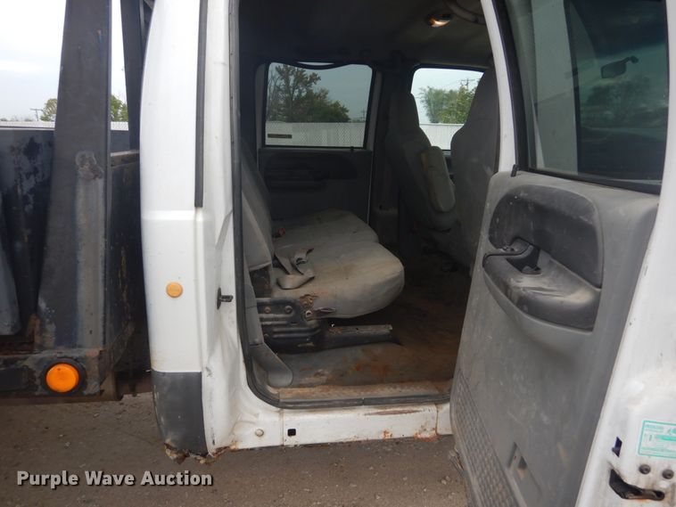 image for item JG9010 2005 Ford F550 Super Duty XLT  Crew Cab flatbed truck