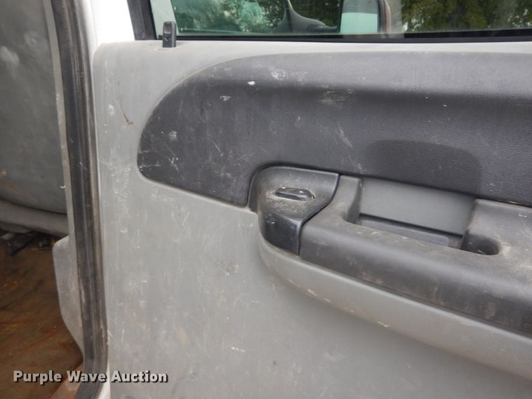 image for item JG9010 2005 Ford F550 Super Duty XLT  Crew Cab flatbed truck