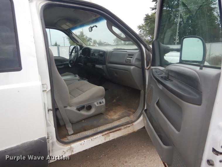 image for item JG9010 2005 Ford F550 Super Duty XLT  Crew Cab flatbed truck